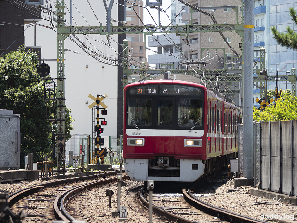 正面から見る京急